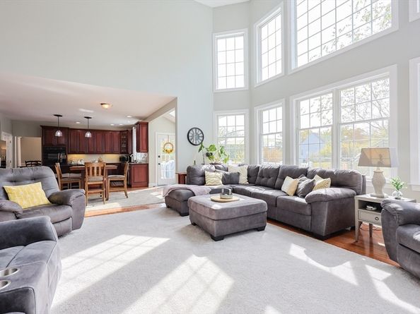 1 Valley View Dr, Grafton MA 01536