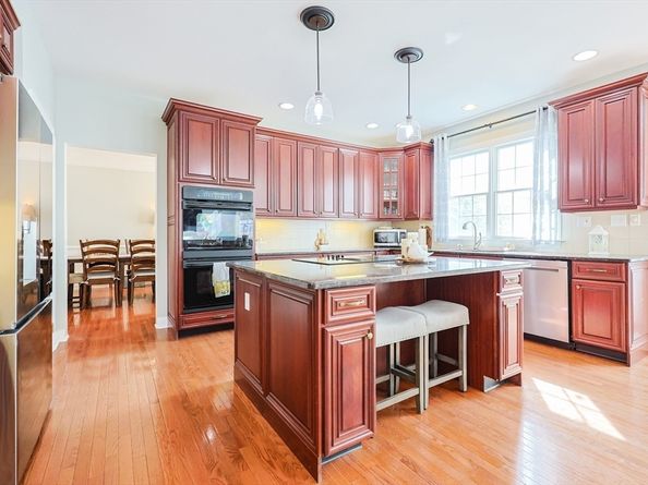 1 Valley View Dr, Grafton MA 01536