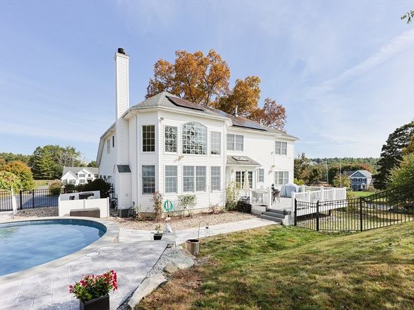 1 Valley View Dr, Grafton MA 01536