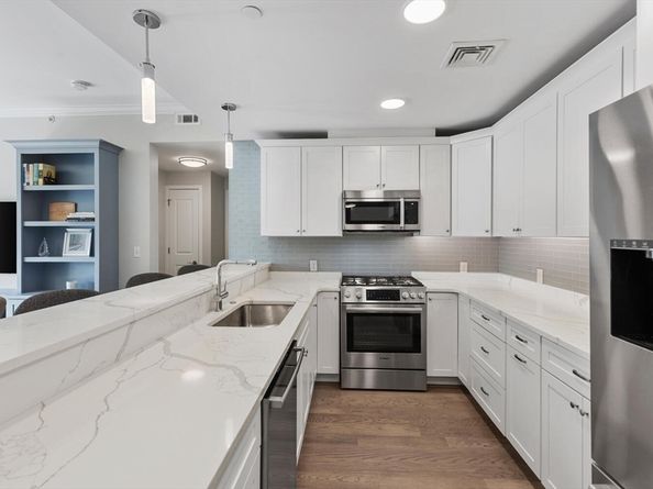131 Eliot St 408, Milton MA 02186