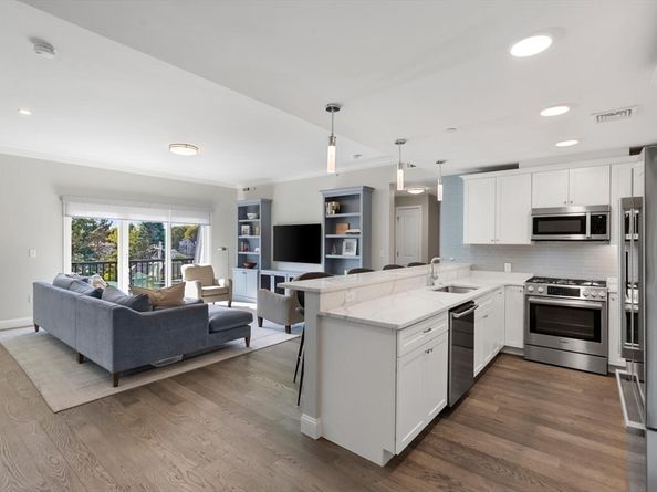 131 Eliot St 408, Milton MA 02186