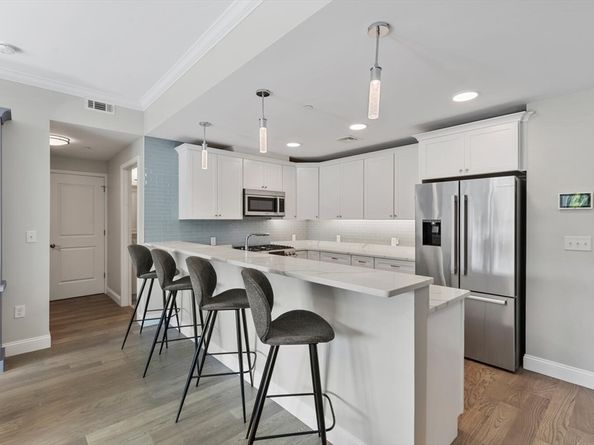 131 Eliot St 408, Milton MA 02186