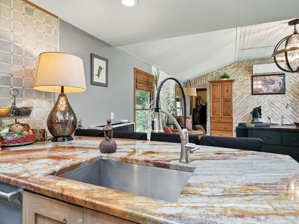 68 Stagecoach Rd, West Brookfield MA 01585