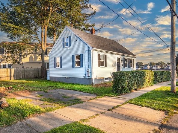 27 E Collins St, Salem MA 01970