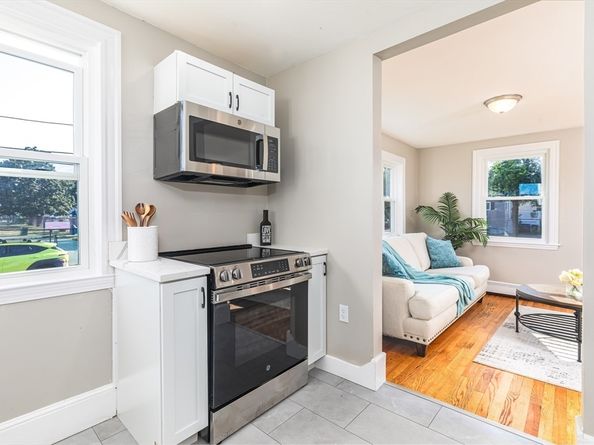 27 E Collins St, Salem MA 01970