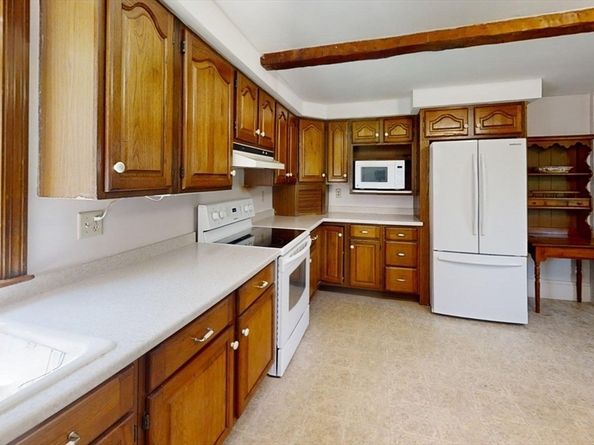 3 Rock St, Mattapoisett MA 02739