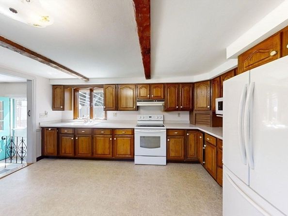 3 Rock St, Mattapoisett MA 02739