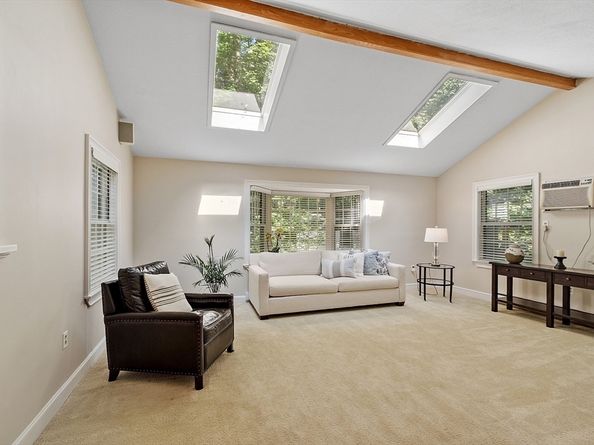 9 Autumn Ln, Chelmsford MA 01824