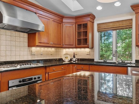 9 Autumn Ln, Chelmsford MA 01824