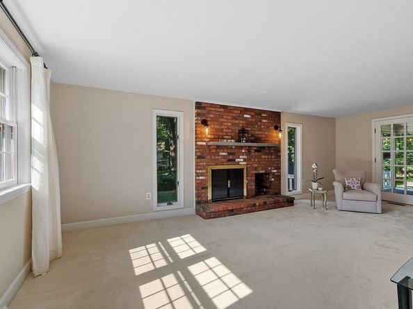9 Autumn Ln, Chelmsford MA 01824