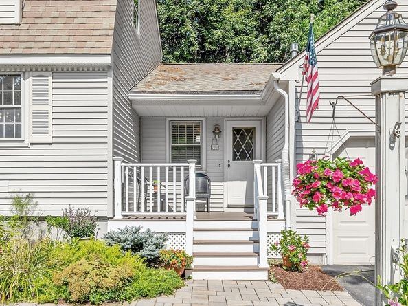 9 Autumn Ln, Chelmsford MA 01824