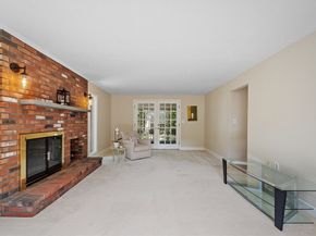 9 Autumn Ln, Chelmsford MA 01824