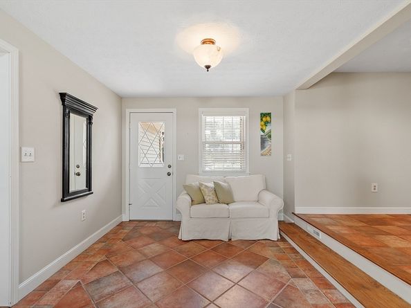 9 Autumn Ln, Chelmsford MA 01824