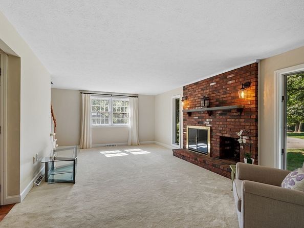 9 Autumn Ln, Chelmsford MA 01824