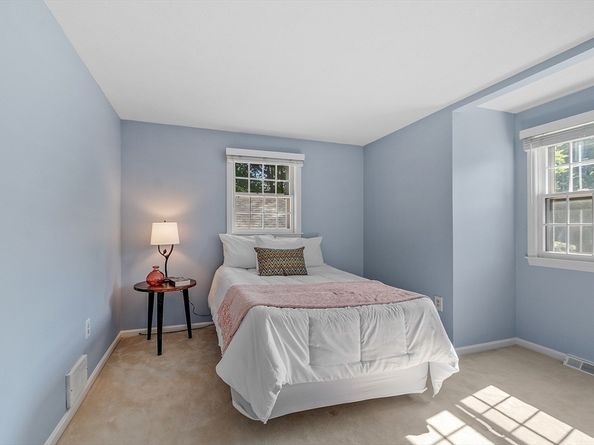 9 Autumn Ln, Chelmsford MA 01824