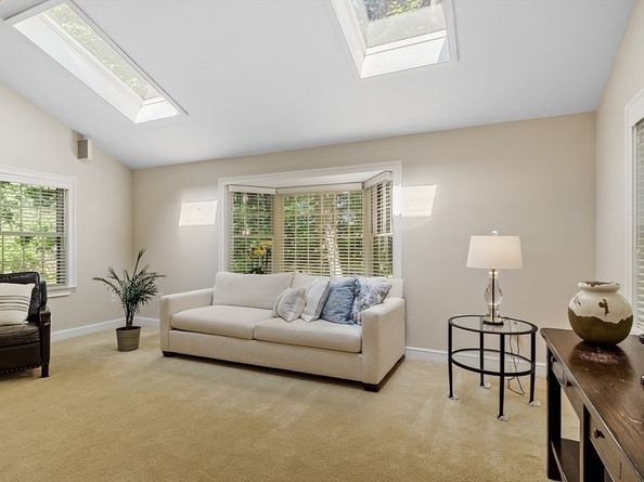 9 Autumn Ln, Chelmsford MA 01824