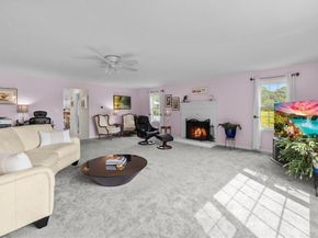 6 Wood St, Upton MA 01568
