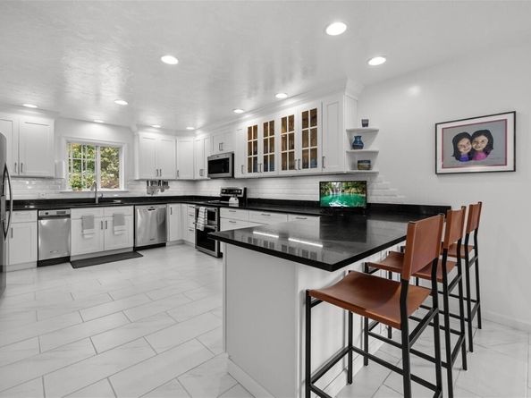6 Wood St, Upton MA 01568