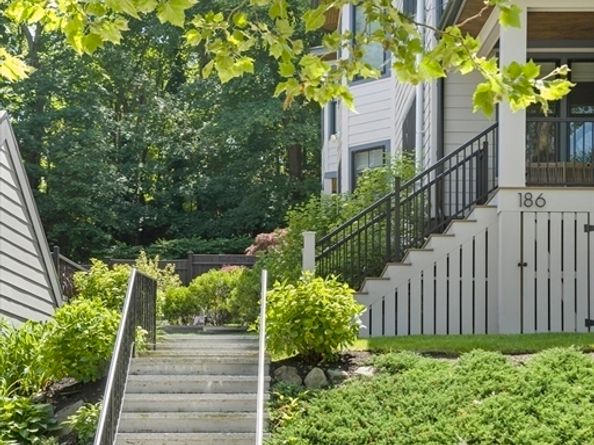 186 Mason Ter 186, Brookline MA 02446
