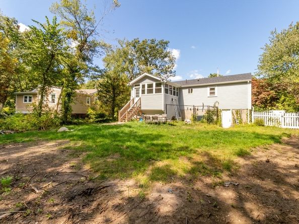 154 Auburn St, Whitman MA 02382