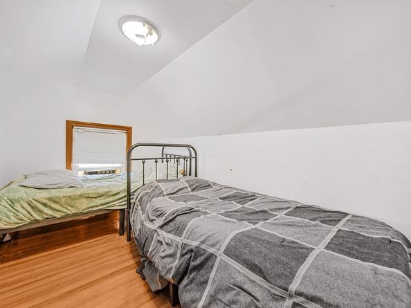 11 Murphy Ct, Newton MA 02458