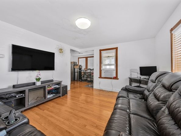 11 Murphy Ct, Newton MA 02458