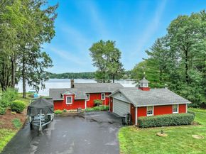 17 Moorings Way, West Brookfield MA 01585