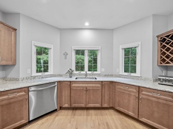 7 Hemlock St, Kingston MA 02364