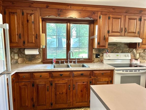 98 King St, Groveland MA 01834