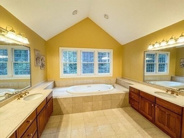 11 Schaffner Ln, Dover MA 02030