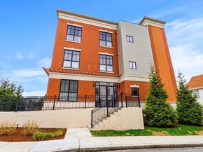 8 Leverett St 4, Brookline MA 02445