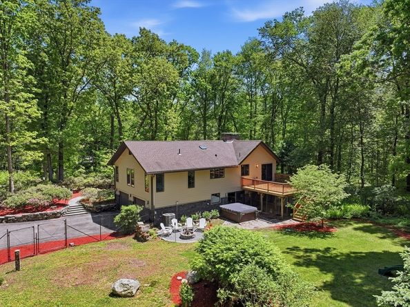 26 Dennis Circle, Northborough MA 01532