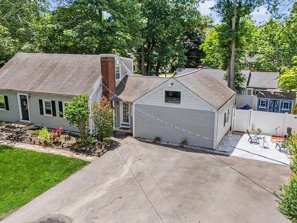 25 Moynihan Rd, Hamilton MA 01982