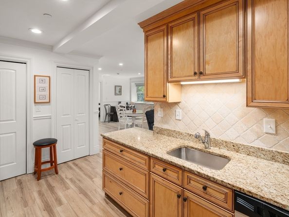 12 Russell Rd 103, Wellesley MA 02482