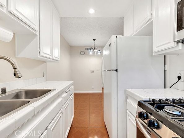 15044 Nordhoff 1, North Hills (los Angeles) CA 91343