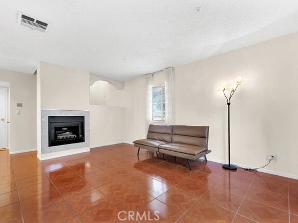 15044 Nordhoff 1, North Hills (los Angeles) CA 91343