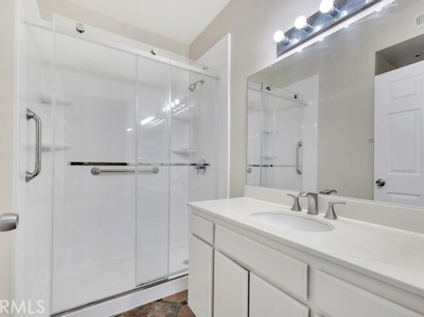 15044 Nordhoff 1, North Hills (los Angeles) CA 91343