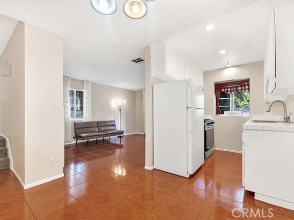 15044 Nordhoff 1, North Hills (los Angeles) CA 91343