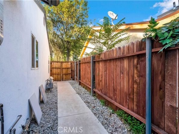 22142 Wyandotte, Canoga Park (los Angeles) CA 91303