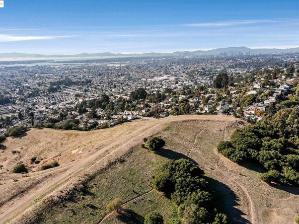 7554 Sunkist Dr, Oakland CA 94605