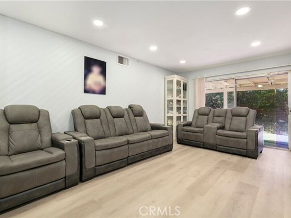 8303 Topeka Drive, Northridge (los Angeles) CA 91324