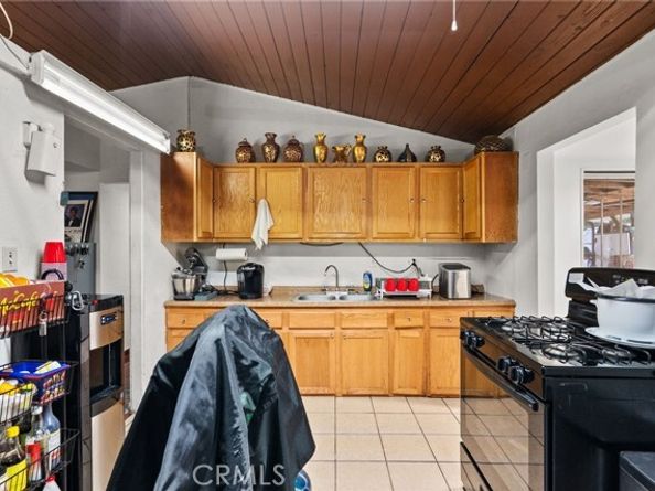 11819 Chivers Avenue, Pacoima (los Angeles) CA 91331