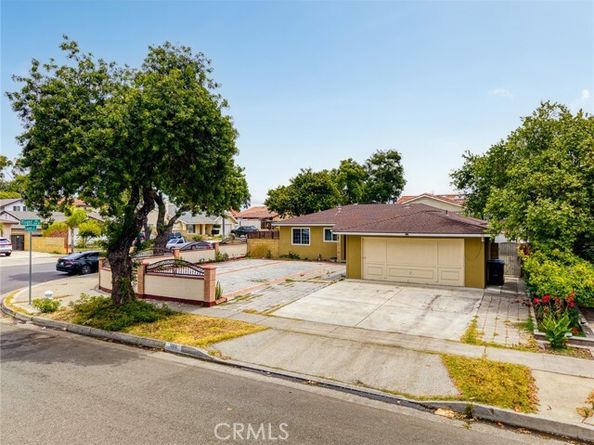 913 S Laurel, Santa Ana CA 92704