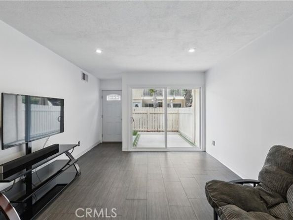 8121 Canby Avenue 4, Reseda (los Angeles) CA 91335