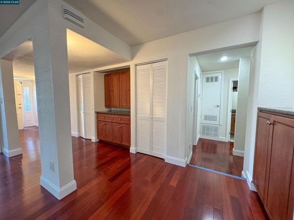 404 Coral Reef Rd, Alameda CA 94501