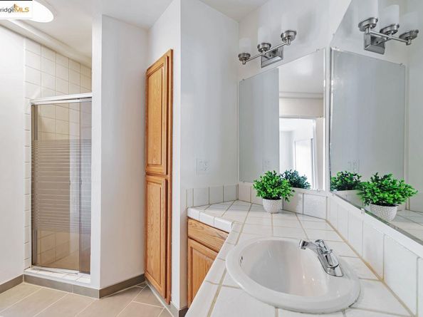 6659 Exeter Dr, Oakland CA 94611