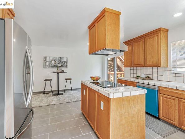 6659 Exeter Dr, Oakland CA 94611
