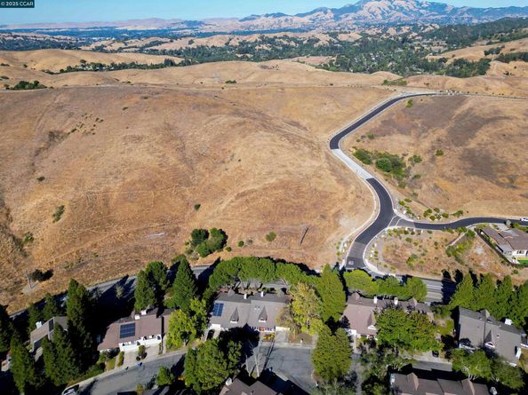 21 Via Barcelona, Moraga CA 94556