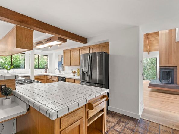 6425 Zinn Dr, Oakland CA 94611