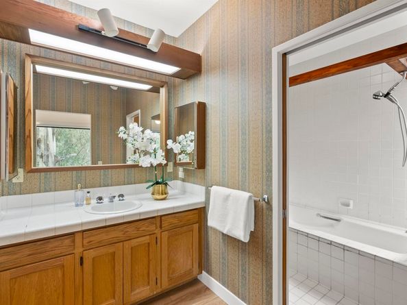 6425 Zinn Dr, Oakland CA 94611
